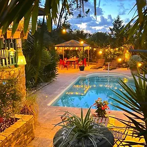villa-merkel-23-travelers-10-bedrooms-9-wc-pool.biarritzhotels.info/